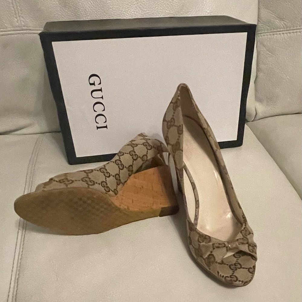 Gucci Monogram Beige GG Canvas Peep-Toe Pumps with Bow - Picture 3 of 14